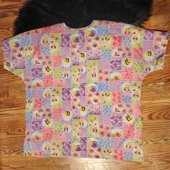 HQ Scrub High Quality Basics Top- Flowers, Snails, & Bees & Ladybugs Size L - Picture 2 of 6